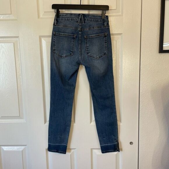Good American Split Hem Crop Jeans Style GLCSS103T Size 2 /26 - Picture 10 of 11